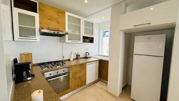 Full-sized fridge, microwave, oven, stovetop
