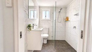 Shower - Vino Studio (Cessnock)