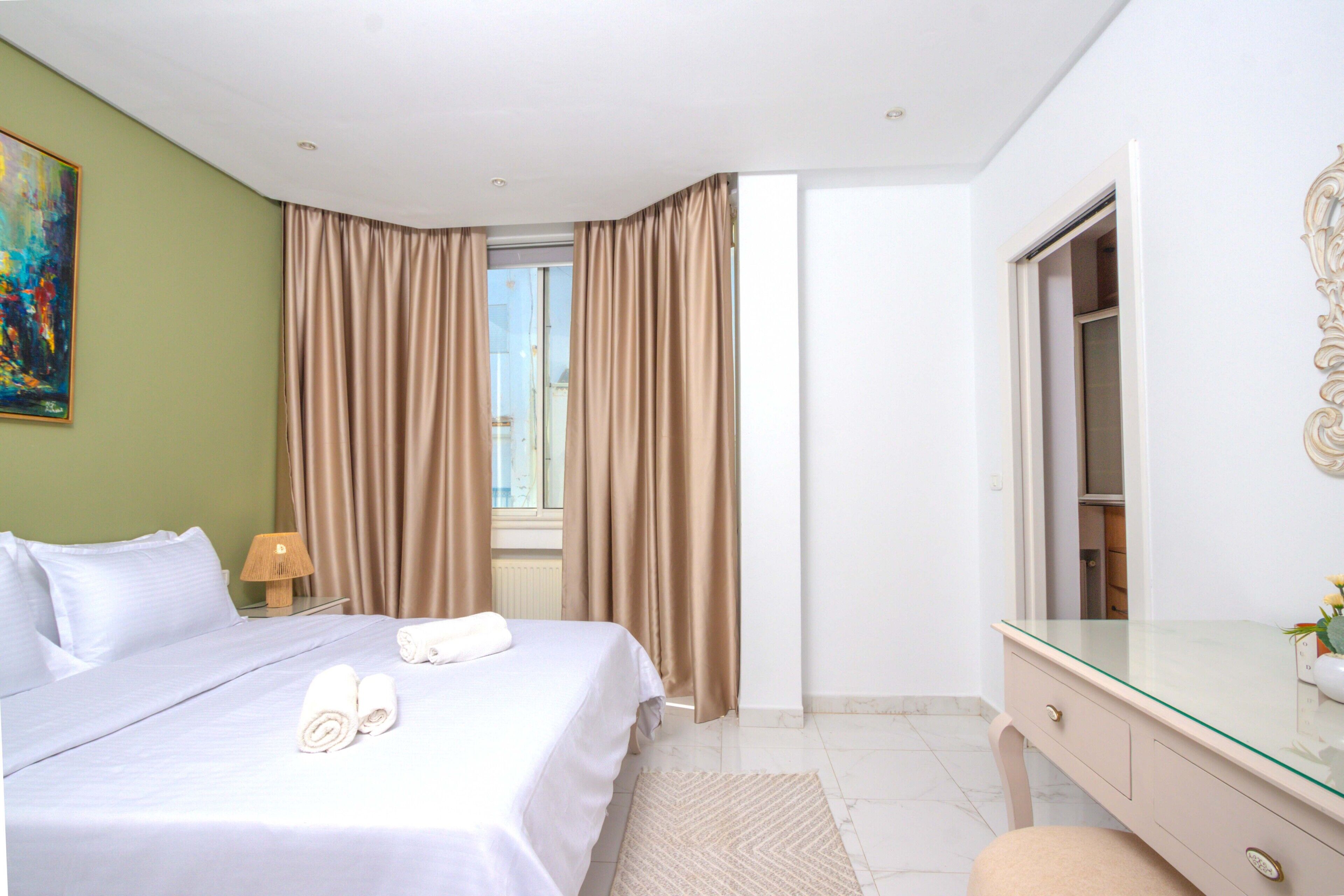Appartement Deluxe, balcon, vue plage | Espace de travail pour ordinateur portable, fer et planche à repasser