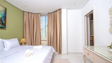 Appartement Deluxe, balcon, vue plage | Espace de travail pour ordinateur portable, fer et planche Ă repasser