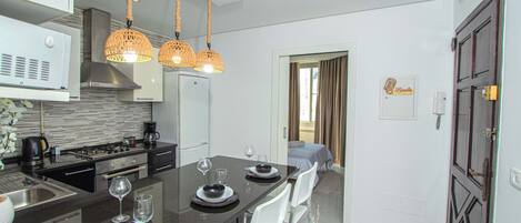 Deluxe-Apartment, Balkon, Strandblick | Eigene KĂŒche | GroĂer KĂŒhlschrank, Mikrowelle, Ofen, Herdplatte