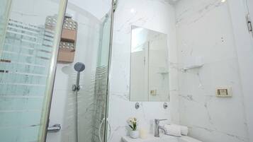 Appartement Deluxe, balcon, vue plage | Salle de bain | Douche, articles de toilette gratuits, sĂšche-cheveux