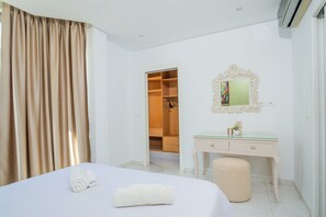 Appartement Deluxe, balcon, vue plage | Espace de travail pour ordinateur portable, fer et planche à repasser