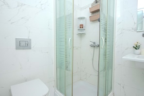 Appartement Deluxe, balcon, vue plage | Salle de bain | Douche, articles de toilette gratuits, sèche-cheveux