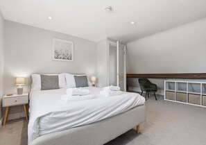 3 slaapkamers, een strijkplank/strijkijzer, gratis wifi, beddengoed