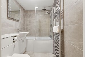 Shower, hair dryer, towels - Central York Apartment with Free Parking & WiFi - Pass the Keys (York)