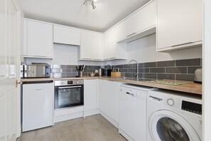 Fridge, microwave, oven, dishwasher - Central York Apartment with Free Parking & WiFi - Pass the Keys (York)