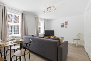 TV - Central York Apartment with Free Parking & WiFi - Pass the Keys (York)