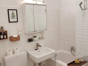 Apartment | Bathroom - Sunny Stay in Alexanderplatz (Berlin)