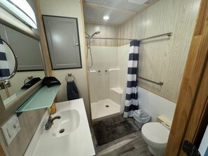 Regadera, toallas, jabón, papel de baño 
