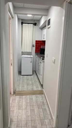 Refrigerador, placa de cocina, utensilios de cocina