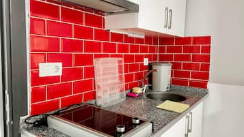 Basic Apartment | Private kitchen | Fridge, stovetop, cookware/dishes/utensils