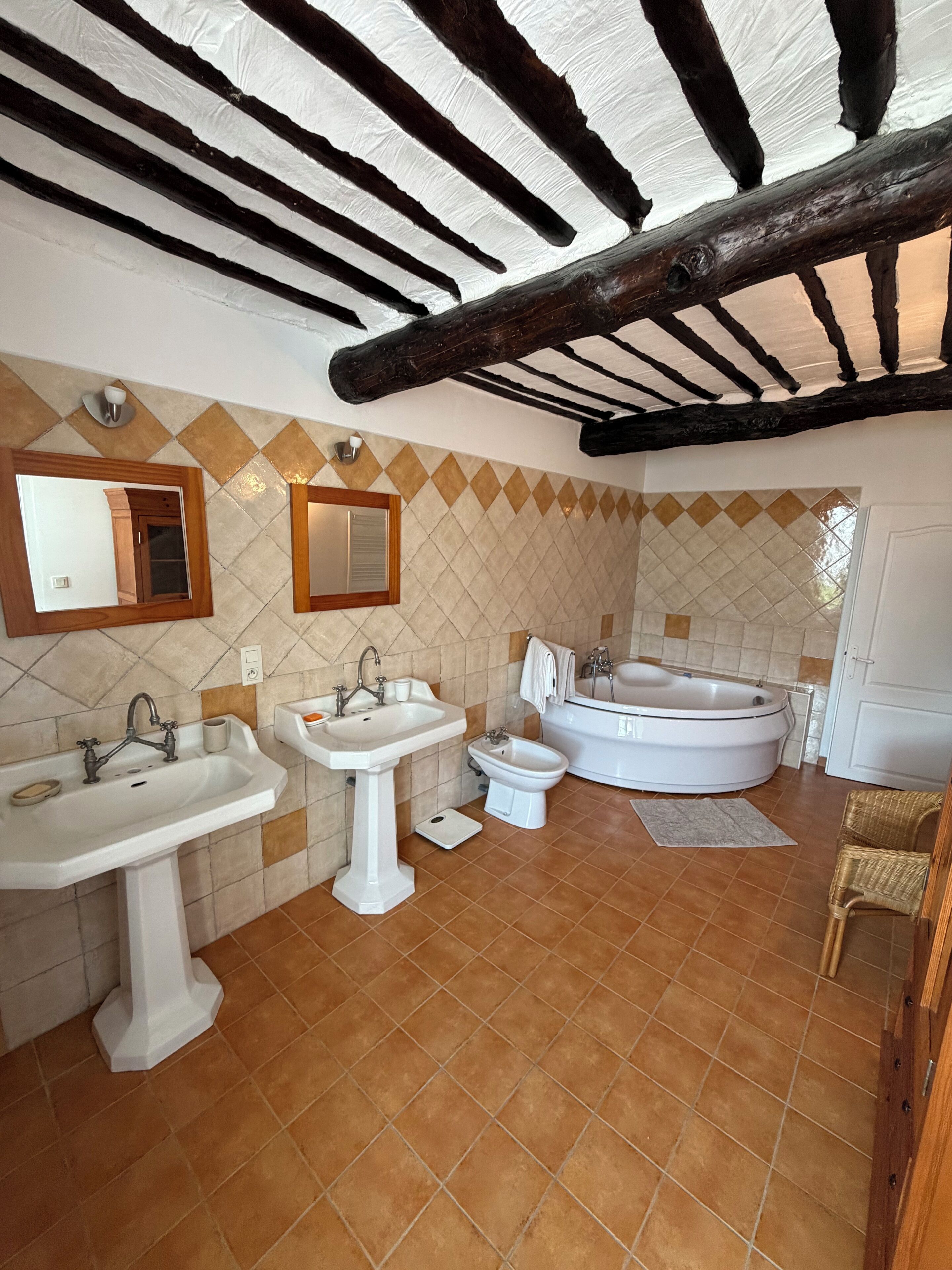 Ein Badezimmer mit zwei Waschbecken, einem Bidet und einer Badewanne.