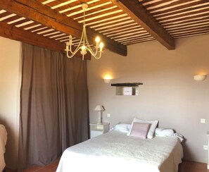 4 bedrooms, iron/ironing board, free WiFi, bed sheets - Authentic, spacious Provencal mas in the middle of nature! (Visan)