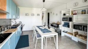 Nhà, sân hiên, quang cảnh vườn | Bếp riêng