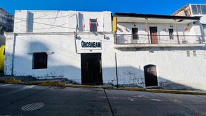 A building with a sign reading 'Grosheim' on the front. - Hostal Orosheam (Arequipa)