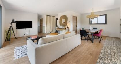 2 Bedrooms in Villa Larros with Private Garden and Wi-Fi