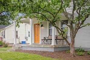 A single-story house with a porch, a front door, and a small garden area. - Parkview Cottage - Cozy Urban Parkside Stay in Downtown Lexington (Lexington)