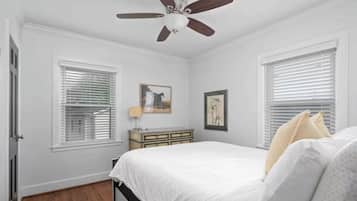 2 chambres, fer et planche à repasser, lit de bébé portatif