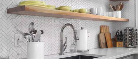 Réfrigérateur, four à micro-ondes, un four, surface de cuisson