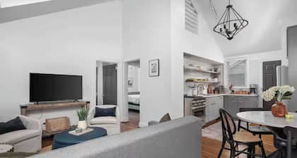 Parkview Cottage - Cozy Urban Parkside Stay in Downtown Lexington
