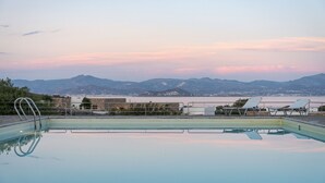 A swimming pool with a view of mountains and a body of water. - Villa Kohyli by Mediterà (Paros)