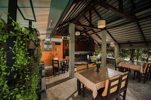 Outdoor dining - Phuket Monaburi Boutique Hotel - Standard Family Room (Tambon Rawai)