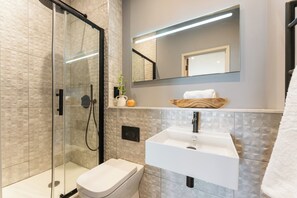 Shower - Hidden 8- Bay Apartment (St Ives)