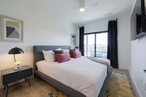 3 bedrooms, iron/ironing board, travel cot, WiFi - 3BDR Condo for 6 Btw Broadway & Gulch|Pool,Balcony (Nashville)