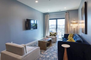 TV, offices - 3BDR Condo for 6 Btw Broadway & Gulch|Pool,Balcony (Nashville)
