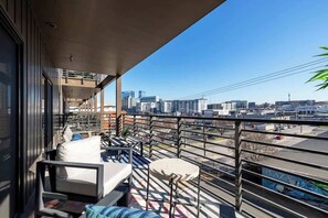 Property grounds - 3BDR Condo for 6 Btw Broadway & Gulch|Pool,Balcony (Nashville)