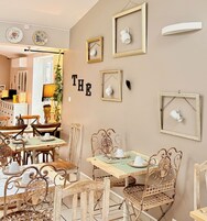 Un comedor con muebles de madera, un espejo y adornos en la pared.