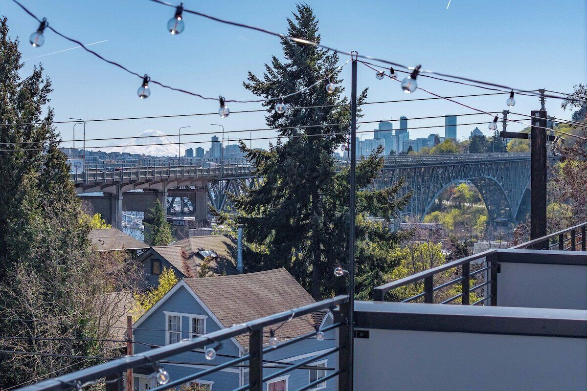 Ein Wohngebiet mit einer Brücke und Stadtansicht im Hintergrund.