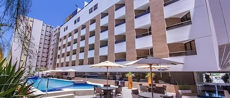 Cobertura superior, varanda coberta, vista para o mar | Piscina | Piscina externa
