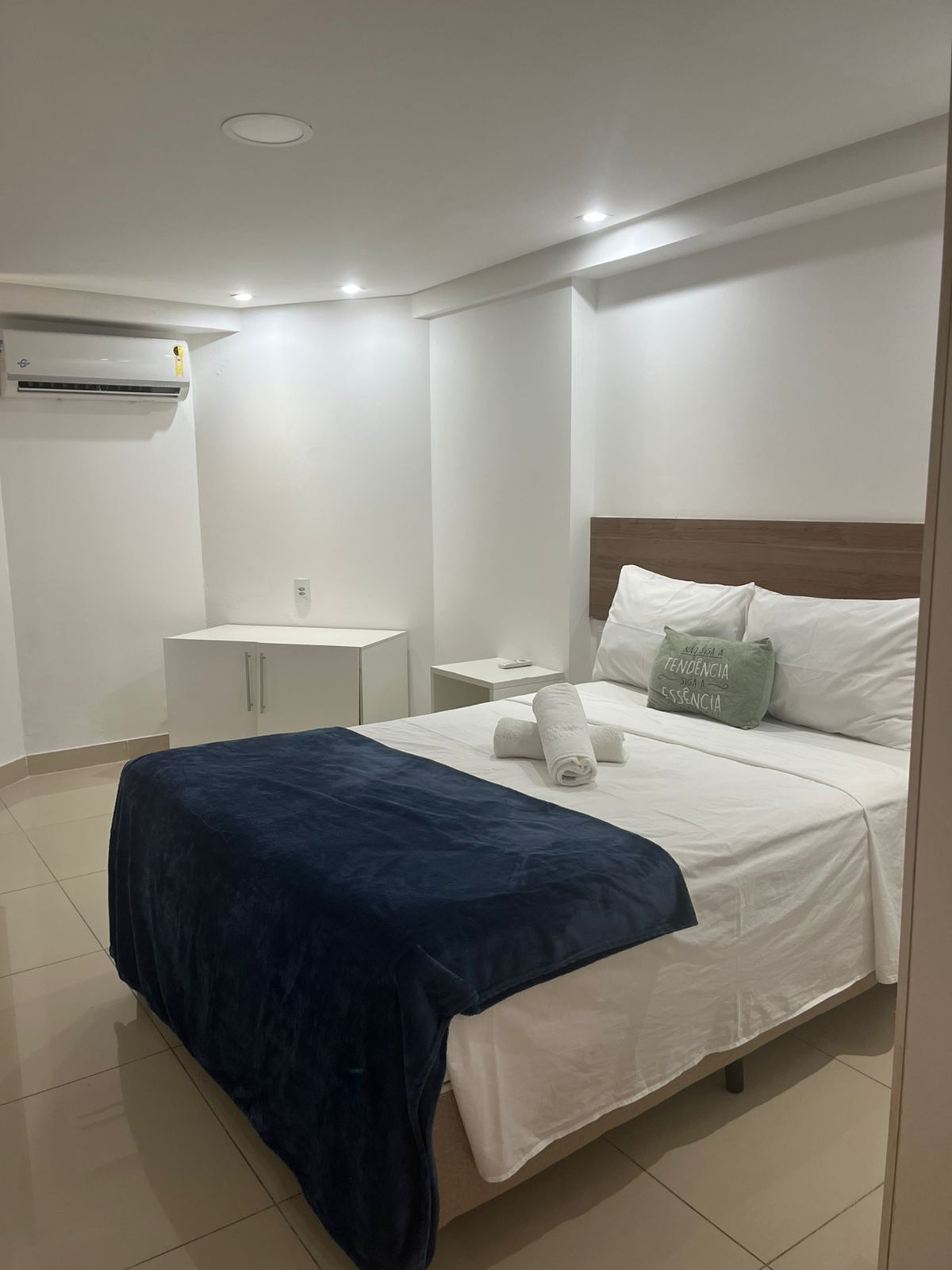 Quarto família, varanda coberta, vista parcial para o mar