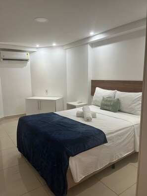 Habitación familiar, lanai, vista parcial al mar | Escritorio y wifi gratis 