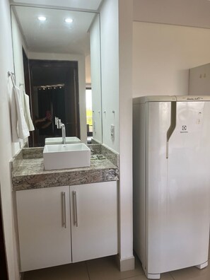 Quarto família, varanda coberta, vista parcial para o mar | Banheiro