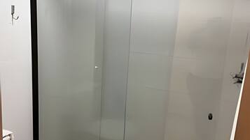 Cobertura superior, varanda coberta, vista para o mar | Banheiro | Toalhas de banho, sabonete, papel higiênico
