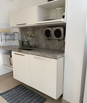 Penthouse Superior, beranda, pemandangan laut | Dapur pribadi | Lemari es, microwave, kompor, dan peralatan masak/sendok-piring