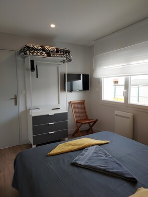 Room - Ty An Heol Cottage: Private Terrace & Wi-Fi in Le Conquet, Brittany (Le Conquet)