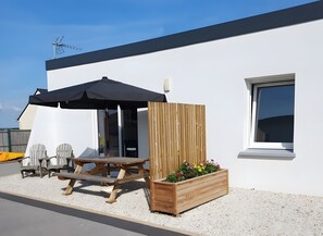 Outdoor dining - Ty An Heol Cottage: Private Terrace & Wi-Fi in Le Conquet, Brittany (Le Conquet)
