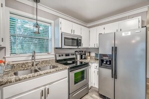 Refrigerador, microondas, horno y parrilla de estufa 