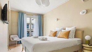 Schreibtisch, Bügeleisen/Bügelbrett, Reisekinderbett, WLAN