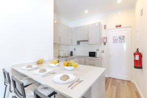 Fridge, microwave, stovetop, dishwasher - #378 Cozy Corner | City & Beach Escape (Albufeira)