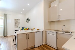 Fridge, microwave, stovetop, dishwasher - #378 Cozy Corner | City & Beach Escape (Albufeira)