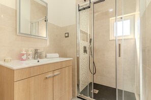 Shower, hair dryer, towels, soap - #379 Sunny Corner | Albufeira Stay (Albufeira)