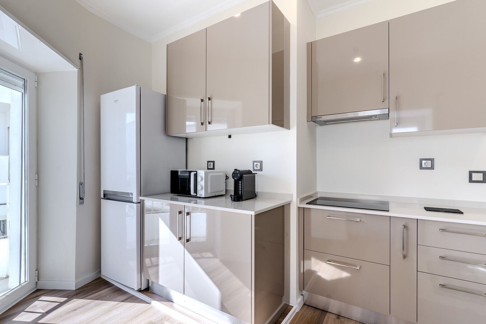 Fridge, microwave, stovetop, dishwasher