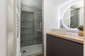 Een douche, een haardroger, handdoeken