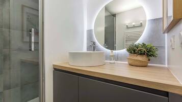 Shower, hair dryer, towels