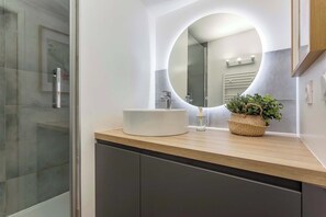 Shower, hair dryer, towels - Saint-Jean - Furnished apartment - Downtown Lyon (Lyon)